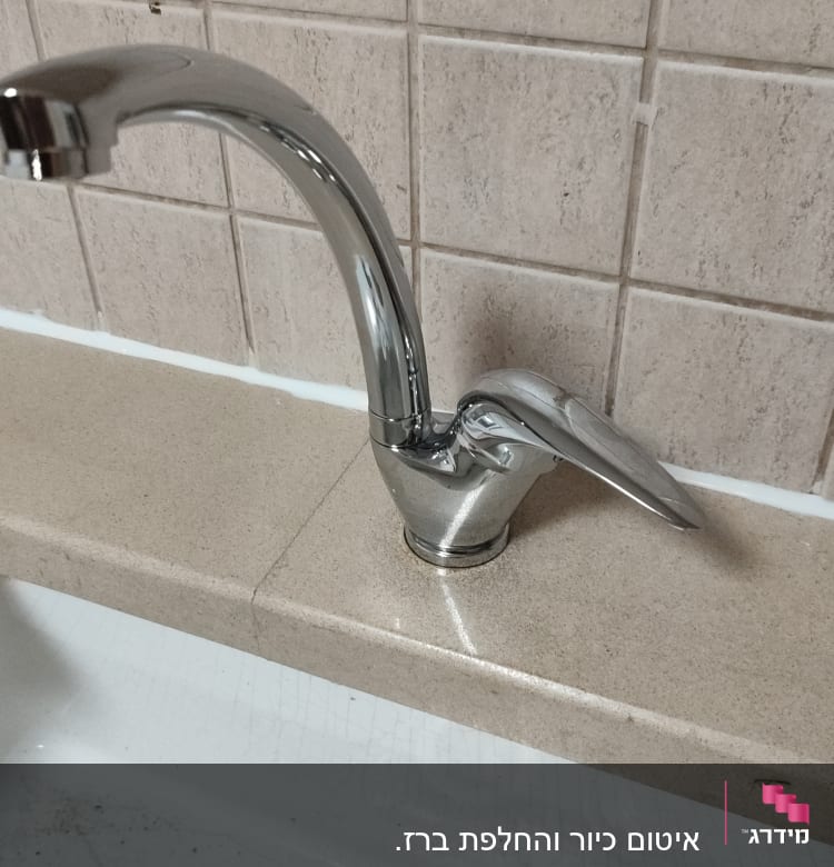 ברז מטבח כסוף עם כיור לבן